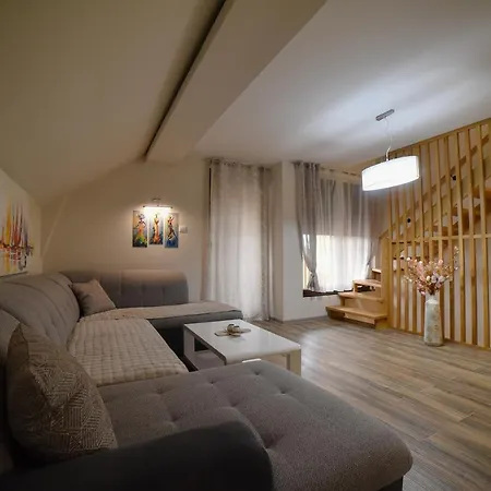Gold Gondola Premium Apartment *